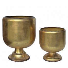Pot en métal sur pied